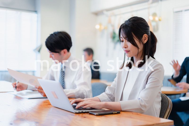 カフェで仕事をするビジネスパーソン