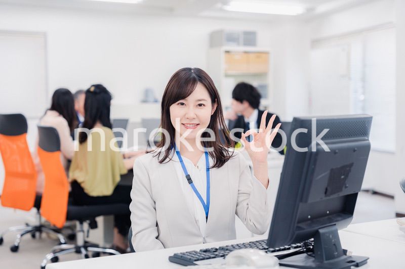 オフィスで楽しく働くビジネスパーソン