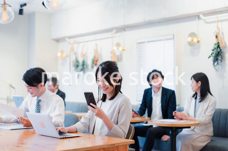 カフェで仕事をするビジネスパーソン