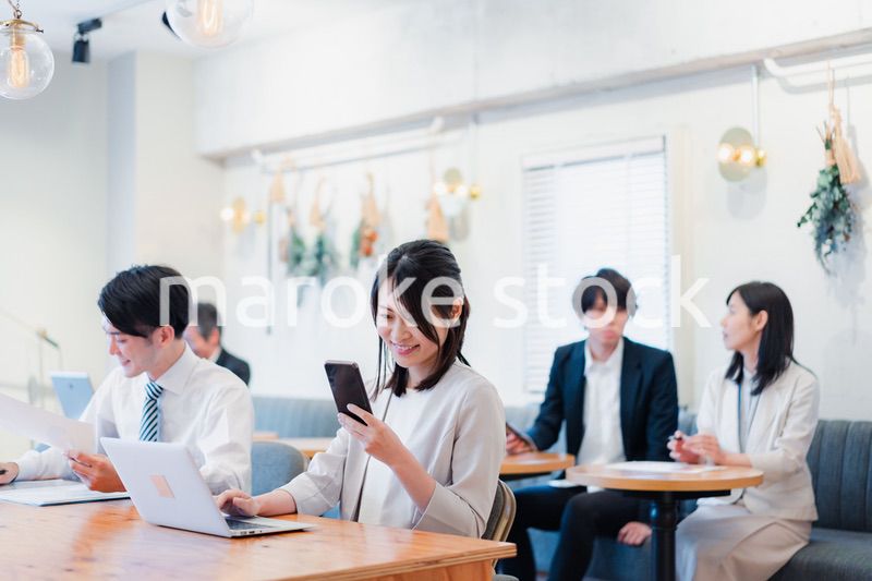 カフェで仕事をするビジネスパーソン