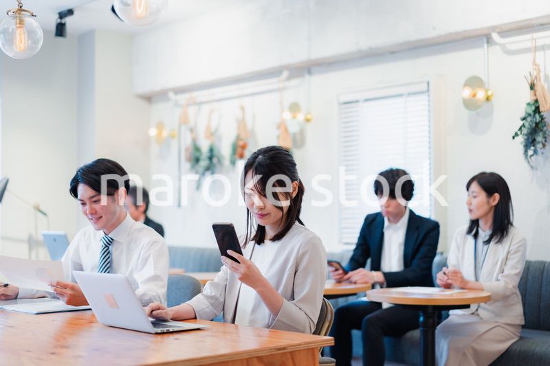 カフェで仕事をするビジネスパーソン