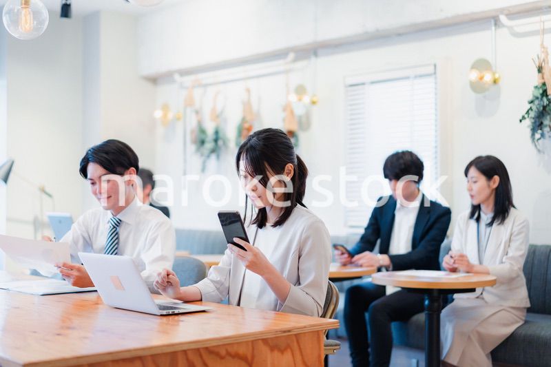 カフェで仕事をするビジネスパーソン