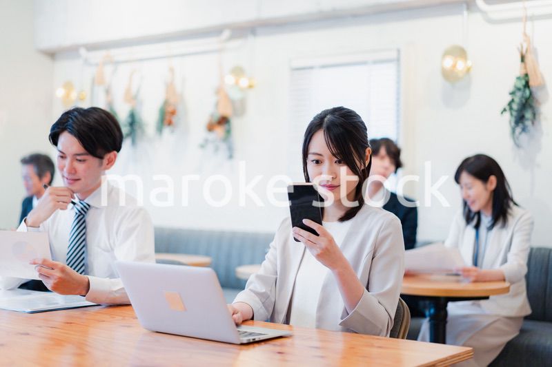 カフェで仕事をするビジネスパーソン