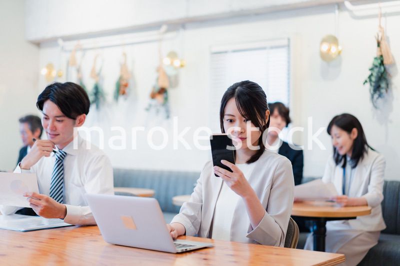 カフェで仕事をするビジネスパーソン