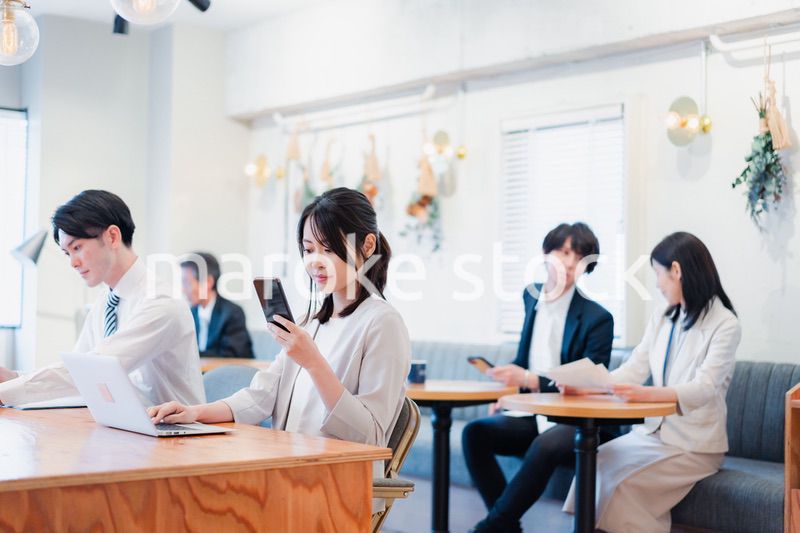 カフェで仕事をするビジネスパーソン