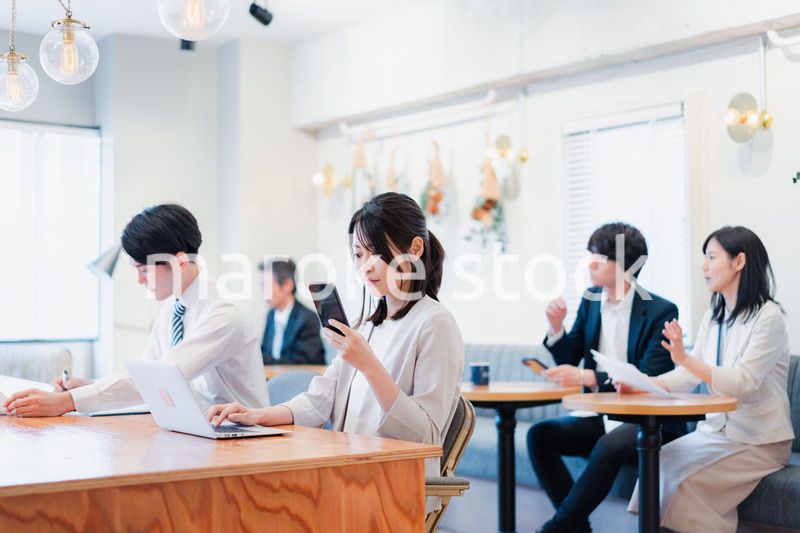 カフェで仕事をするビジネスパーソン