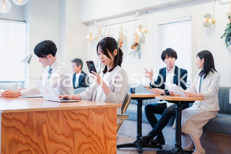 カフェで仕事をするビジネスパーソン