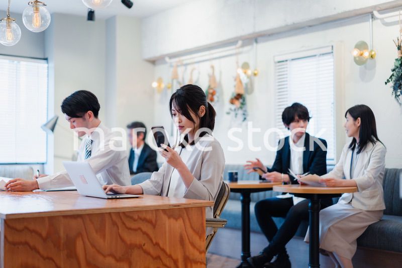 カフェで仕事をするビジネスパーソン