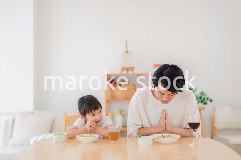 娘と仲良くご飯を食べるパパ