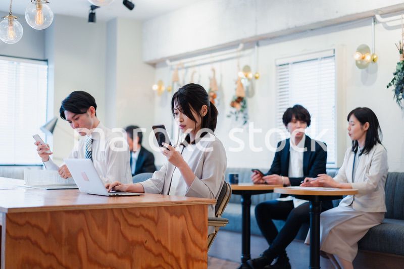 カフェで仕事をするビジネスパーソン