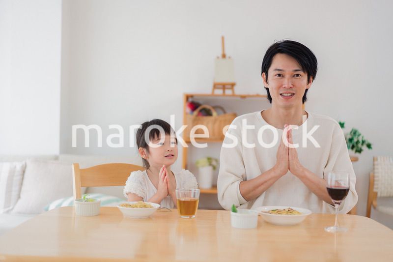 娘と仲良くご飯を食べるパパ