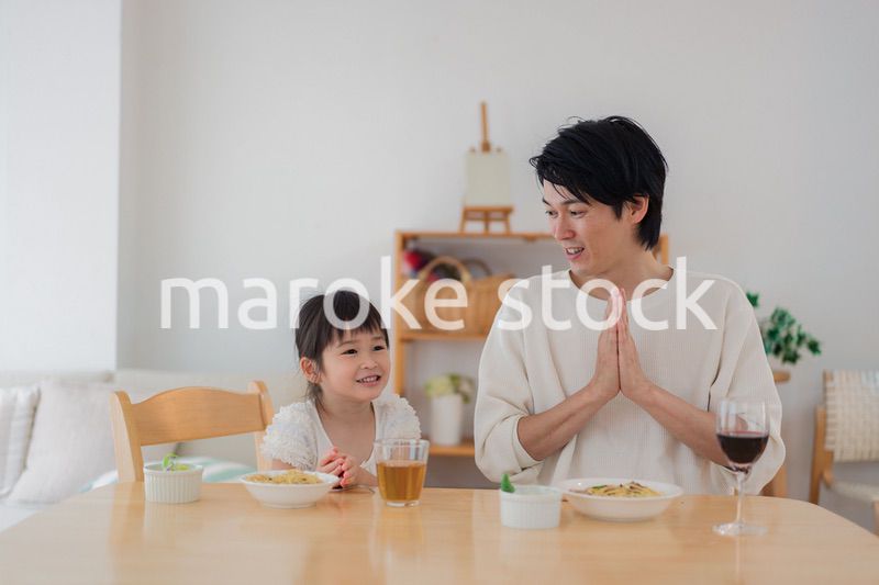 娘と仲良くご飯を食べるパパ