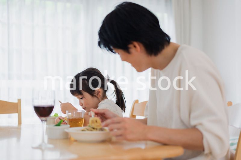 娘と仲良くご飯を食べるパパ