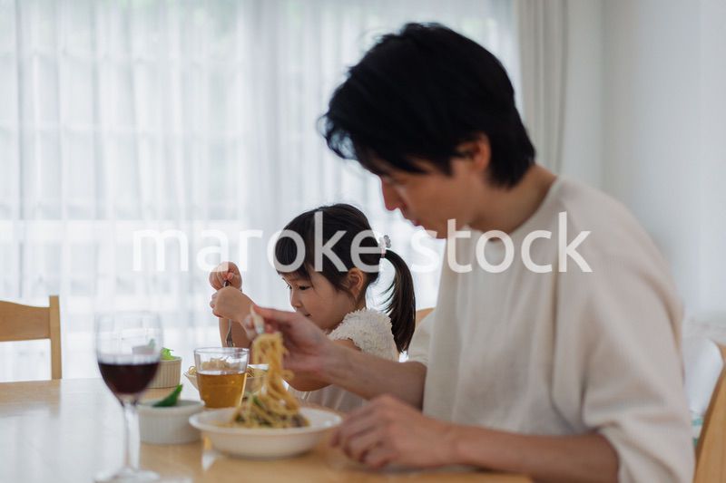 娘と仲良くご飯を食べるパパ
