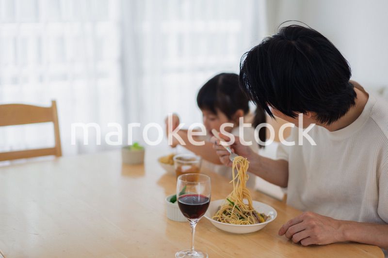 娘と仲良くご飯を食べるパパ