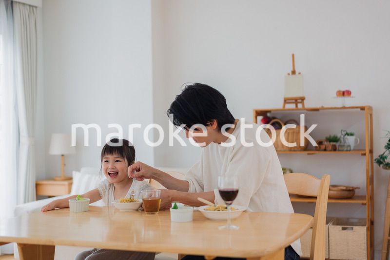 娘と仲良くご飯を食べるパパ