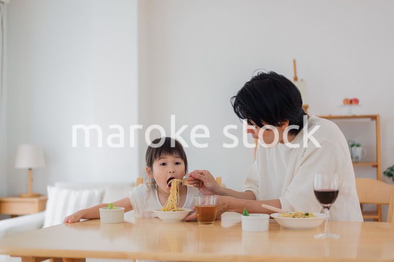 娘と仲良くご飯を食べるパパ