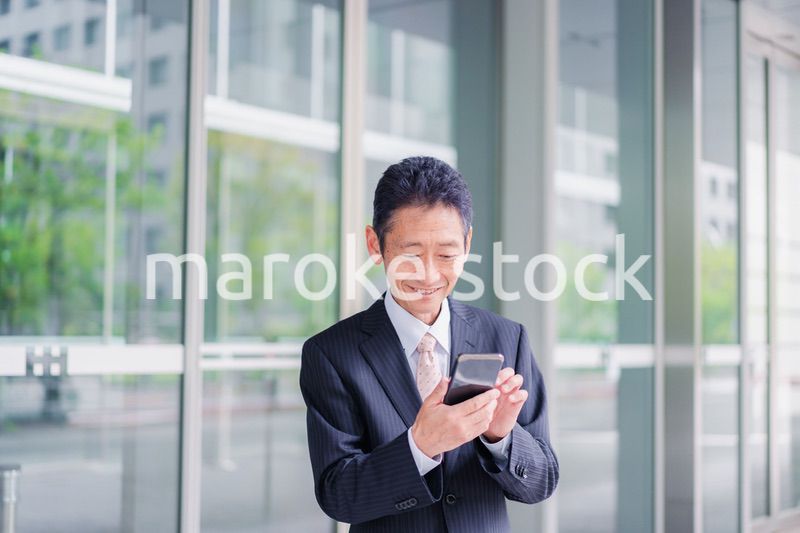スマホアプリを使う中年のビジネスマン