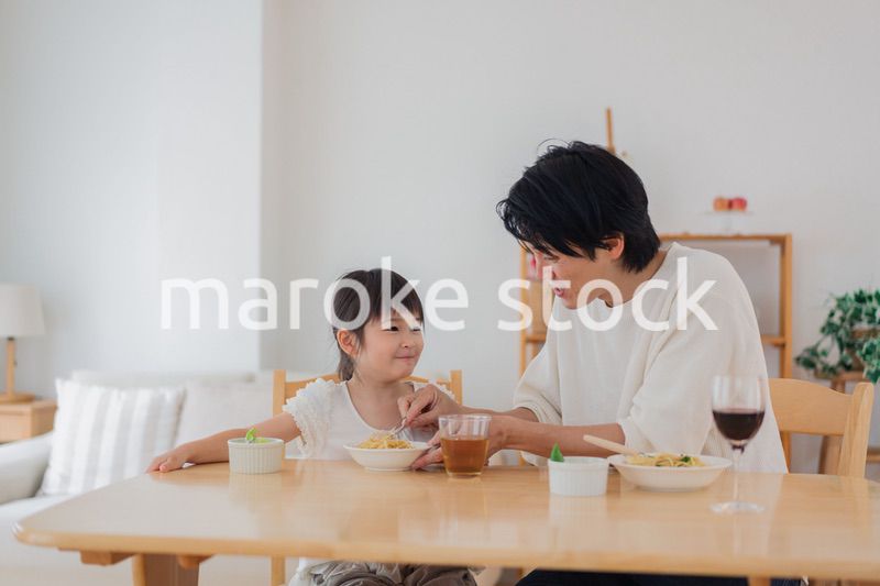 娘と仲良くご飯を食べるパパ