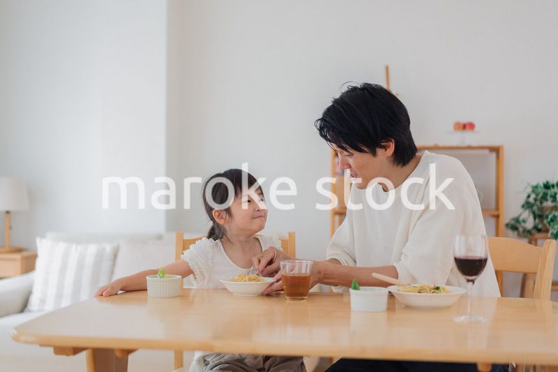 娘と仲良くご飯を食べるパパ