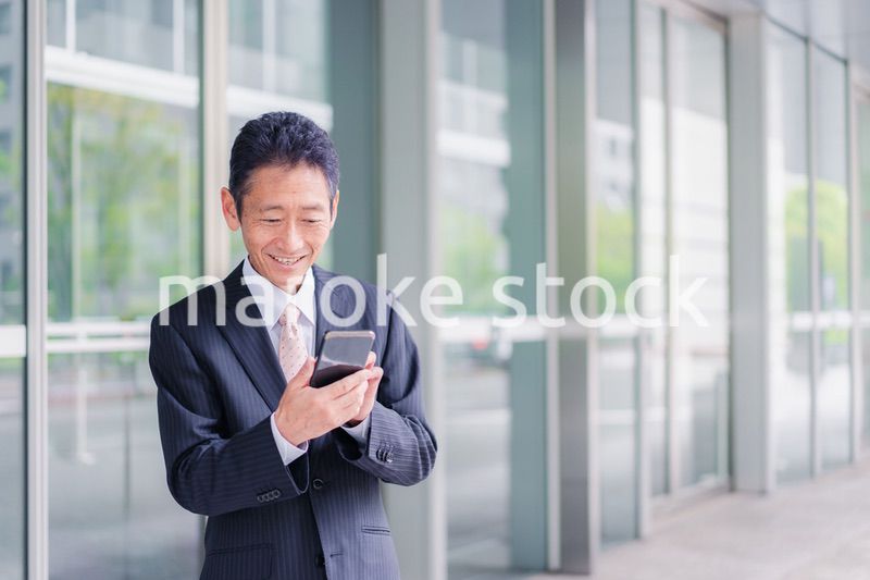 スマホアプリを使う中年のビジネスマン