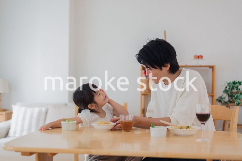 娘と仲良くご飯を食べるパパ