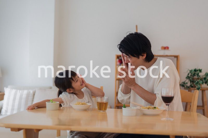 娘と仲良くご飯を食べるパパ