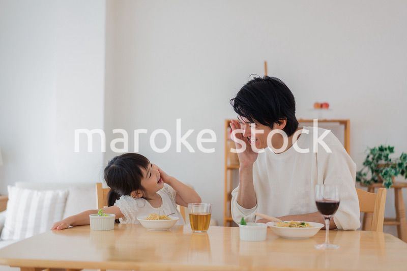 娘と仲良くご飯を食べるパパ