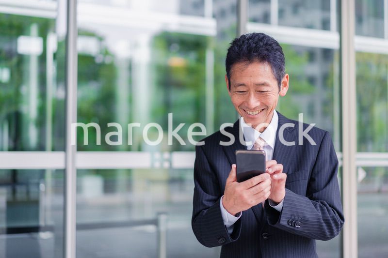 スマホアプリを使う中年のビジネスマン