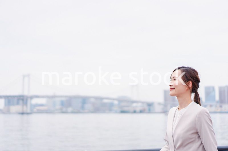 外の空気を感じながら歩くビジネスウーマン