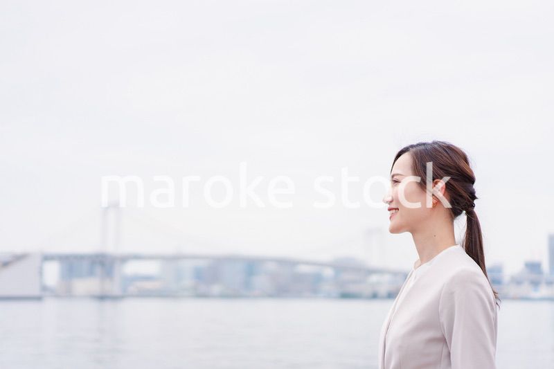 外の空気を感じながら歩くビジネスウーマン