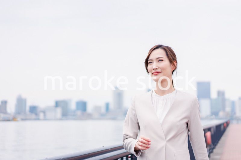 外の空気を感じながら歩くビジネスウーマン