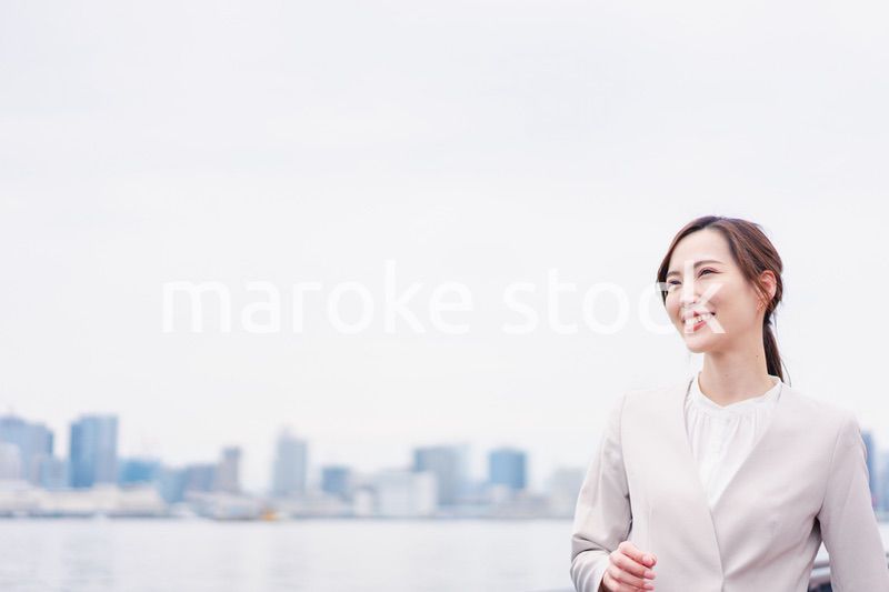 外の空気を感じながら歩くビジネスウーマン