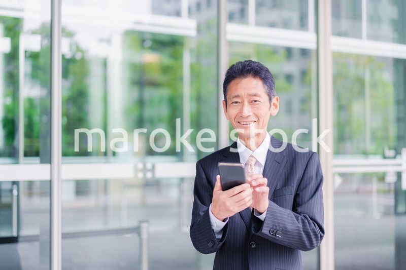 スマホアプリを使う中年のビジネスマン