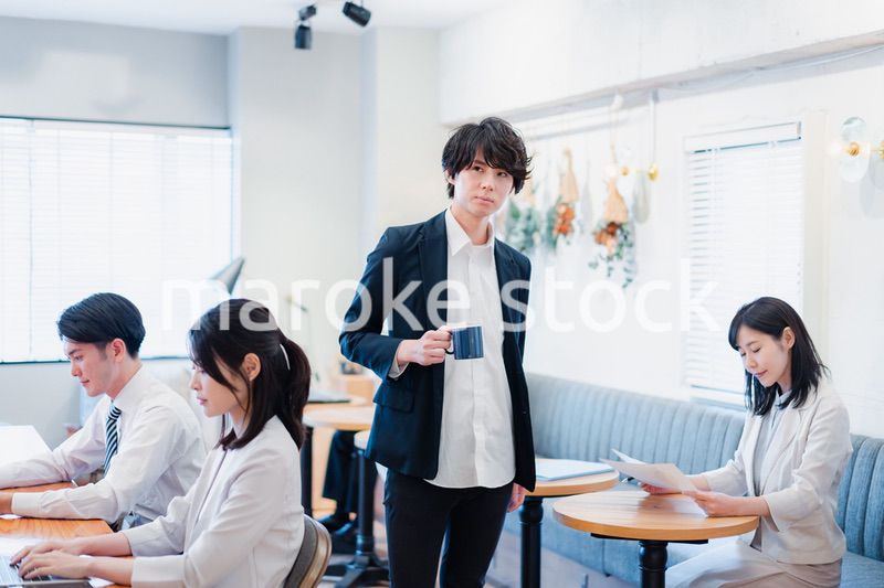 シェアオフィスでコーヒーを飲むビジネスマン