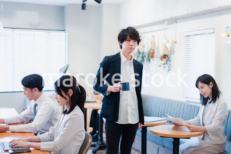 シェアオフィスでコーヒーを飲むビジネスマン