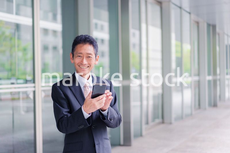 スマホアプリを使う中年のビジネスマン