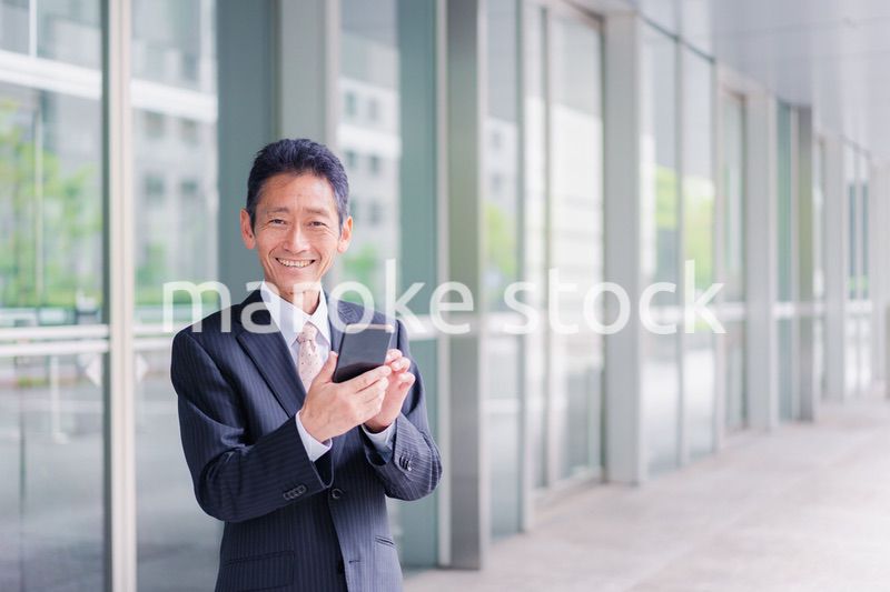 スマホアプリを使う中年のビジネスマン