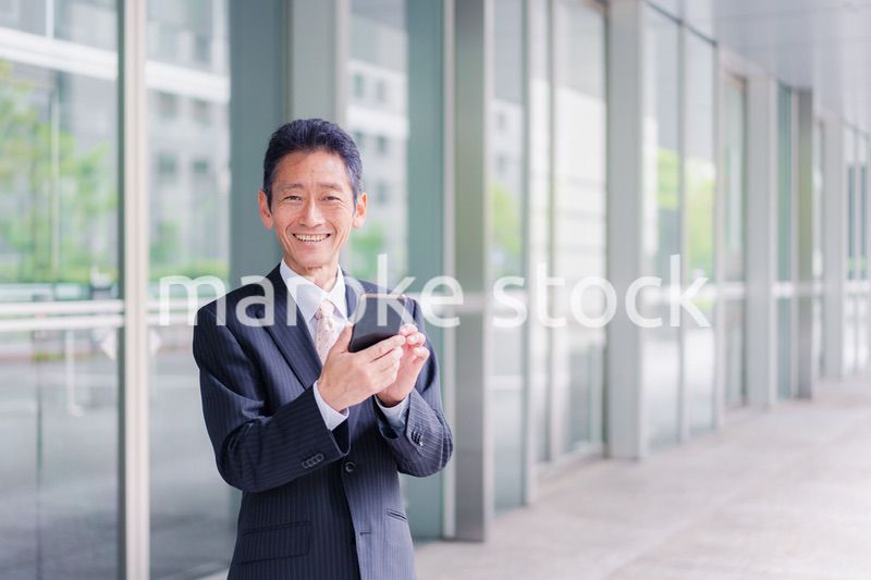 スマホアプリを使う中年のビジネスマン