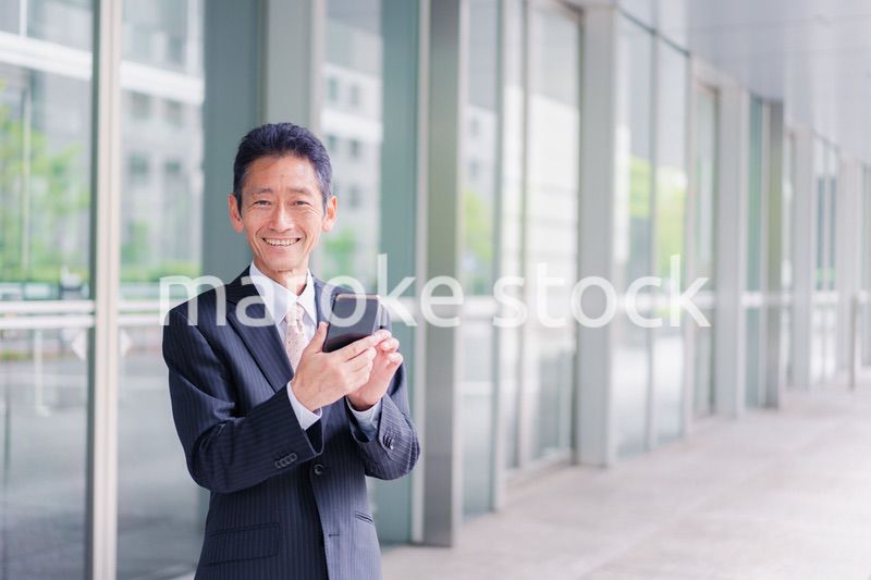 スマホアプリを使う中年のビジネスマン