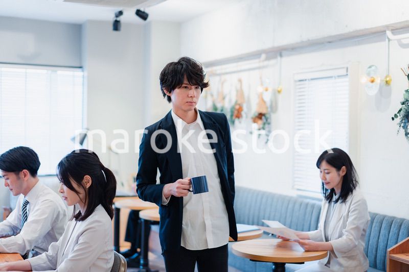 シェアオフィスでコーヒーを飲むビジネスマン