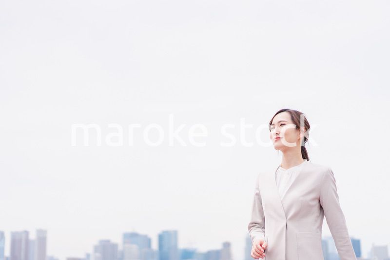 外の空気を感じながら歩くビジネスウーマン