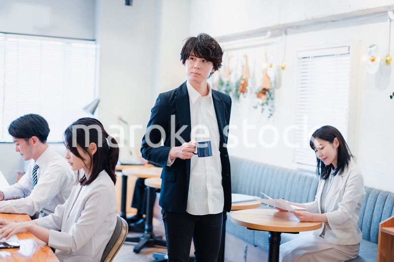 シェアオフィスでコーヒーを飲むビジネスマン