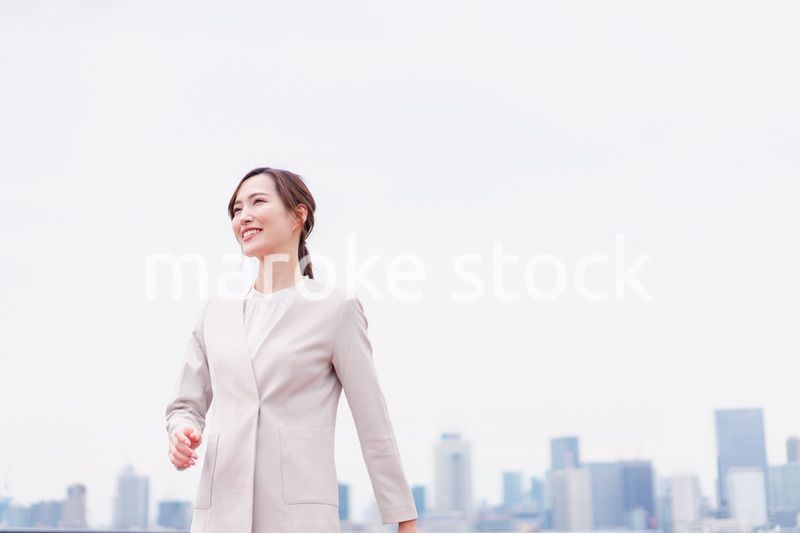外の空気を感じながら歩くビジネスウーマン