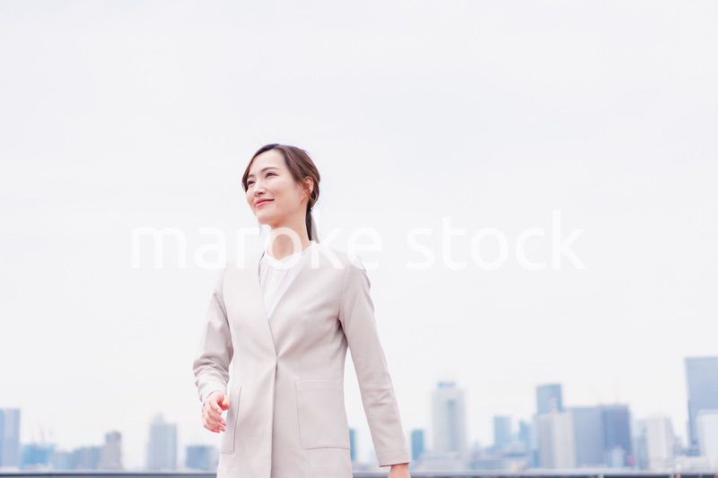 外の空気を感じながら歩くビジネスウーマン