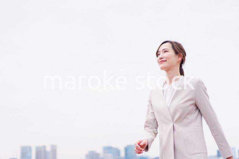 外の空気を感じながら歩くビジネスウーマン