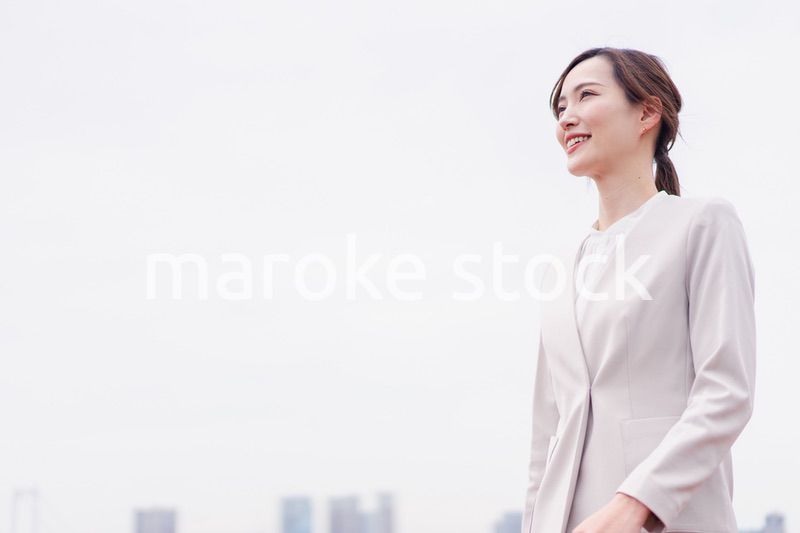 外の空気を感じながら歩くビジネスウーマン