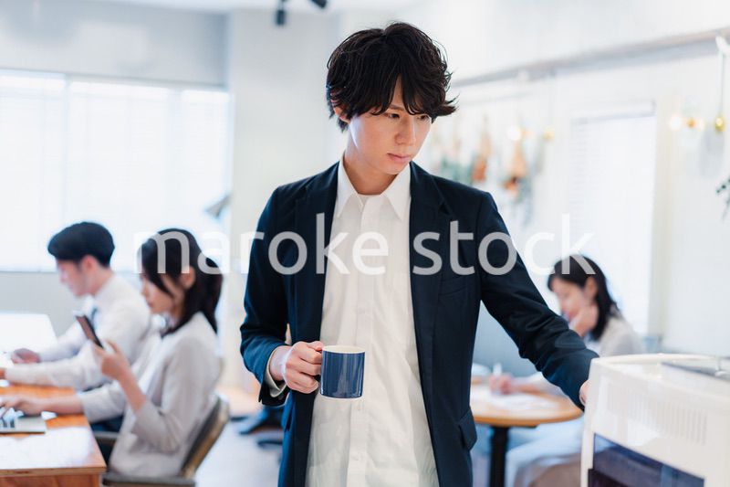 シェアオフィスでコーヒーを飲むビジネスマン