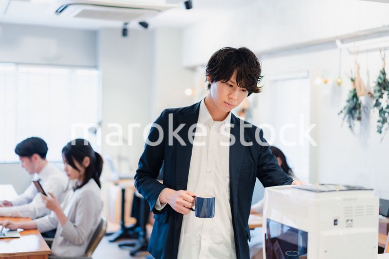 シェアオフィスでコーヒーを飲むビジネスマン