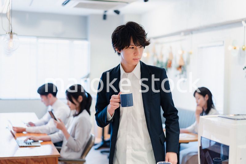 シェアオフィスでコーヒーを飲むビジネスマン